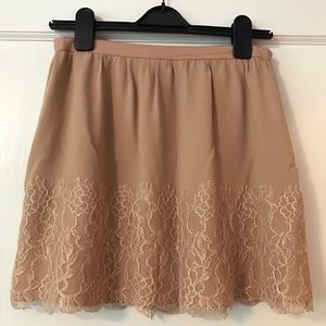 Nude Flowy Skirt w Lace Trim